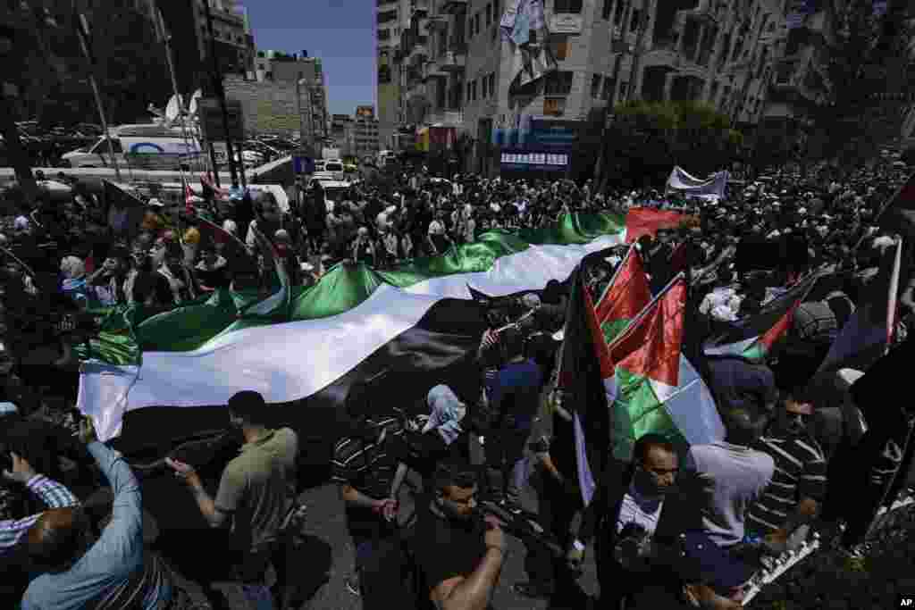 Ribuan warga Palestina melakukan aksi unjuk rasa untuk memperingati 75 tahun &quot;Nakba&quot; di kota Ramallah, Tepi Barat yang diduduki Israel, Senin 15 Mei 2023. (AP)&nbsp;