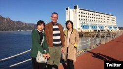 콜린 크룩스 북한주재 영국대사가 자신의 트위터에 금강산 관광시설을 방문한 사진을 올렸다.