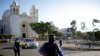 Policías patrullan las calles del centro de San Salvador durante la cuarentena que el presidente Nayib Bukele dictó como medida para combatir el coronavirus.