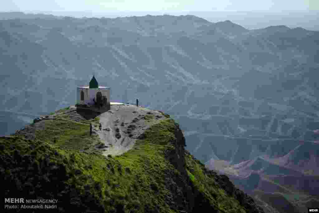 زیارتگاه خالد نبی در یک منطقه کوهستانی و در فاصله ۹۰ کیلومتری شمال شرق گنبد کاووس. عکس: ابوطالب ندری 