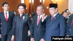 Letnan Jenderal (Purnawirawan) Prabowo Subianto (kanan) usai serah terima jabatan dari Jenderal Purnawirawan Ryamizard Ryacudu kepada di Kementerian Pertahanan, Kamis, (24/10). (Foto: VOA/Fathiyah)