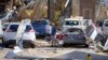 Muškarac gleda oštećeni automobil nakon udara tornada dan ranije, u nedjelju, 26. maja 2024, u Valley Viewu u Teksasu.