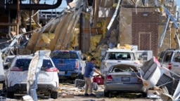 Nhà cửa và xe cộ bị hư hại sau khi một cơn lốc xoáy tràn qua Valley View, Texas, ngày 26/5/2024.