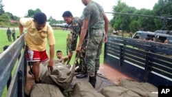 Tentara mengangkut jenazah marinir Filipina dalam truk menyusul bentrokan dengan militan Abu Sayyaf di pulau Jolo, Filipina Selatan, Mei 2013. (Foto: Dok)