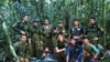 En esta foto difundida por la Oficina de Prensa de las Fuerzas Armadas de Colombia soldados e indígenas posan con los cuatro hermanos que llevaban 40 días desaparecidos en la selva de Solano, estado de Caquetá, Colombia, el viernes 9 de junio de 2023. 