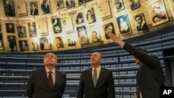 25 Mayıs 2022 - Dışişleri Bakanı Mevlüt Çavuşoğlu, Kudüs’teki Yad Vashem Dünya Holokost Anma Merkezi’ni, Merkez’in Başkanı Dani Dayan (solda) ile beraber ziyaret etti. 