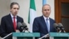 PM Irlandia Simon Harris (kiri), didampingi Menlu Irlandia Michel Martin menyampaikan pidato saat konferensi pers, untuk mengakui negara Palestina di gedung Pemerintah di ibu kota Dublin (foto: dok). 
