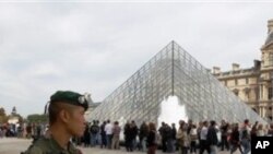 특별 경계를 펴고 있는 프랑스 경찰