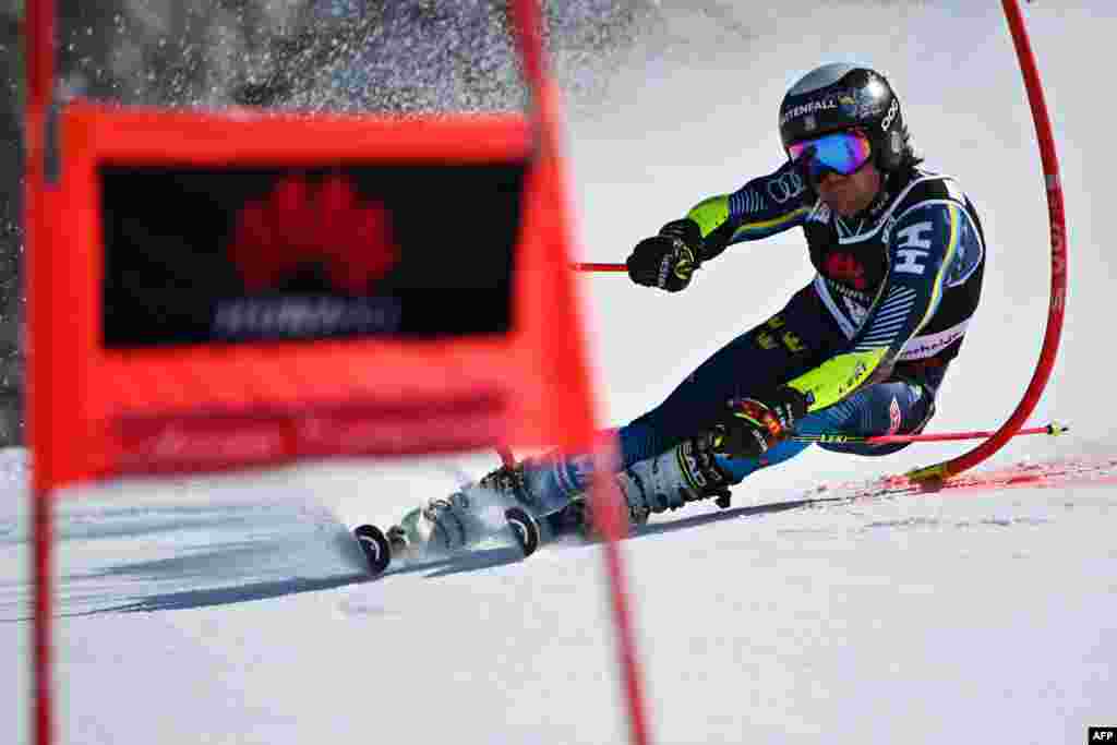 Sweden&#39;s Mattias Roenngren competes in the quarter final of the Team Parallel event during the FIS Alpine ski World Cup in Lenzerheide.