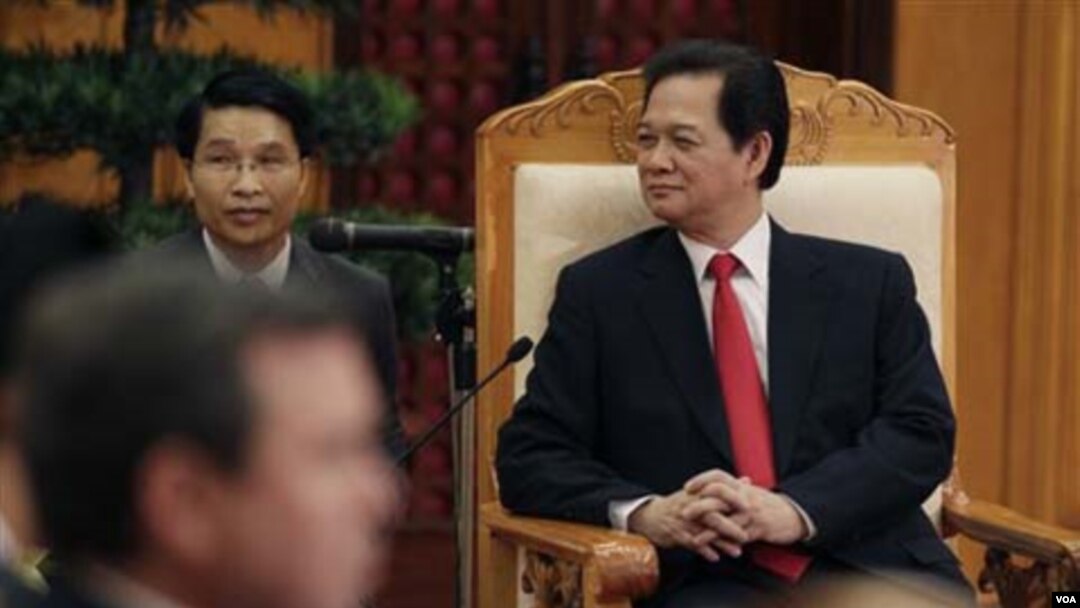 Perdana Menteri Vietnam Nguyen Tan Dung membuka pertemuan para Menteri Pertahanan ASEAN di Hanoi. Di foto ini, ia sedang mendengarkan Menteri Pertahanan AS Robert Gates dalam sebuah tatap muka bilateral.