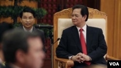 Perdana Menteri Vietnam Nguyen Tan Dung membuka pertemuan para Menteri Pertahanan ASEAN di Hanoi. Di foto ini, ia sedang mendengarkan Menteri Pertahanan AS Robert Gates dalam sebuah tatap muka bilateral.