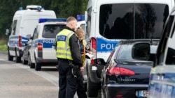 Polisi Jerman memeriksa detail mobil Prancis di dekat perbatasan Belgia di Aachen, Jerman, Senin, 16 September 2024, saat Jerman mulai melakukan pemeriksaan di semua perbatasan daratnya. (Martin Meissner/AP)