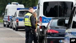 Polisi Jerman memeriksa detail mobil Prancis di dekat perbatasan Belgia di Aachen, Jerman, Senin, 16 September 2024, saat Jerman mulai melakukan pemeriksaan di semua perbatasan daratnya. (Martin Meissner/AP)