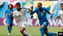 Le Brésilien Neymar contre le Costaricain Johan Venegas lors du match du groupe E à la Coupe du monde de football à Saint-Pétersbourg, Russie, le 22 juin 2018.