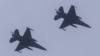 台湾空军的F-16战机飞过花莲上空。（2023年4月9日）