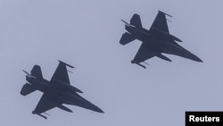 台湾空军的F-16战机飞过花莲上空。（2023年4月9日）