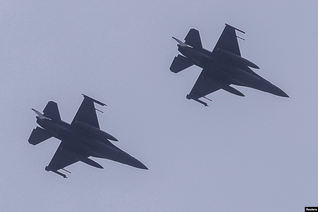 台湾空军F-16战机飞越花莲。（路透社，2023年4月9日）(photo:VOA)
