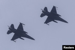 台灣空軍F-16戰機飛越花蓮。（路透社，2023年4月9日）