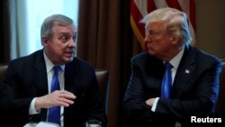 Prezidan Donald Trump (adwat) avèk Senatè Dick Durbin, D-Il. Misye Durbin di: << Mo “peyi twou salte a” se egzatteman pawòl ki te sòti nan bouch PrezidanTrump; li pa t di mo sa yo “yon sèl fwa, men plizyè fwa”. Daprè mwen se pawòl “moun lari, “vilgè’ e “rasis”. (Foto Achiv)