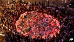 Des milliers de personnes ont rendu hommage aux victimes sur l'avenue de Las Ramblas, à Barcelone, le 19 août 2017.