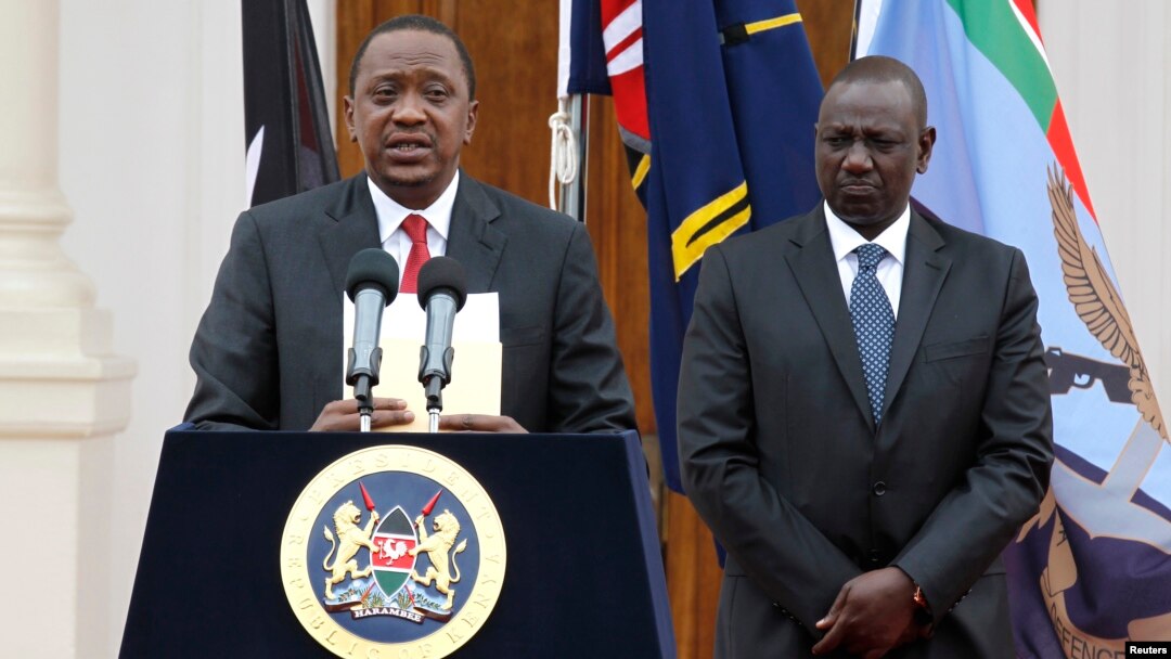 Presiden Kenya Uhuru Kenyatta (kiri) bersama Wapres William Ruto memberikan keterangan pers di Nairobi, Selasa (2/12).