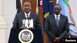 លោក​ប្រធានាធិបតី​ Uhuru Kenyatta របស់​ប្រទេស​ Kenya (ឆ្វេង)​ និងអនុ​ប្រធានាធិបតី​ William Ruto ថ្លែង​ក្នុង​សន្និសីទ​សារព័ត៌មាន​មួយ​នៅ​ឯ​រដ្ឋសភា​ក្នុង​ទី​ក្រុង Nairobi​ កាល​ពី​ថ្ងៃ​ទី​២ ខែ​ធ្នូ ឆ្នាំ​២០១៤។