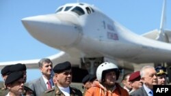 El ministro de Defensa de Venezuela, Vladimir Padrino (2-L), aparece en la foto después de la llegada de dos aviones bombarderos supersónicos pesados ​​Tupolev Tu-160 en el aeropuerto internacional de Maiquetia, al norte de Caracas, el 10 de diciembre de 2018.