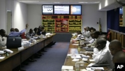 FILE: In this April 24, 2008 file photo, trading gets underway on the Zimbabwe Stock Exchange in Harare. (AP Photo/Tsvangirayi Mukwazhi) 