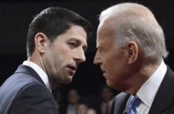 Los candidatos a la vicepresidencia de EE.UU., el republicano Paul Ryan y el demócrata Joe Biden, se saludan al comienzo del debate, el jueves 11 de octubre de 2012.