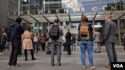 CNN employees stand in front of Time-Warner building where media company headquarters is located in New York, New York, Oct. 24, 2018. (Photo: R. Taylor / VOA)