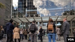 Des employés de CNN devant les bureaux de la chaine de télévision, New York, le 24 octobre 2018. (Photo: R. Taylor / VOA)