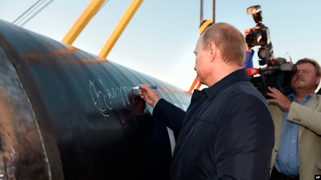 资料照：俄罗斯总统普京出席连接中俄的天然气管道“西伯利亚力量”开工仪式。（2014年9月1日）(photo:VOA)