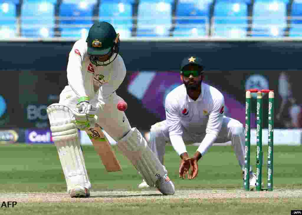 آسٹریلوی بیٹسمین عثمان خواجہ کا ایک انداز۔ انھوں نے دبئی ٹیسٹ میں پاکستان کے خلاف پہلی اننگ میں 85 اور دوسری اننگ میں 141 رنز بنا کر آسٹریلیا کو شکست سے بچا لیا؛ اور میچ ڈرا ہوگیا۔