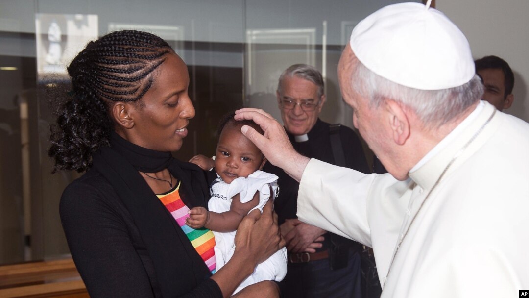 Paus Fransiskus bertemu dengan Meriam Ibrahim bersama keluarganya di Vatikan, Kamis (24/7).