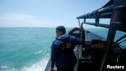 Penjaga pantai Malaysia melakukan patroli (foto: dok). Dua buah kapal Indonesia kembali dibajak di perairan perbatasan Malaysia dan Filipina. 