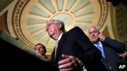 Pimpinan Mayoritas Senat dari Kentucky (Tengah), dengan Mayoritas Senat John Cornyn dari Texas (Kanan) dan Senator John Barrasso dari Wyoming berbicara dengan wartawan di Capitol Hill di Washington, 25 Juli 2017. (Foto: Dok)
