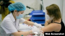 Bà Kelly Koch sẵn lòng hiến huyết tương với hy vọng góp sức chữa trị cho các bệnh nhân Covid-19 tại Việt Nam. Photo Hà Nội Mới.