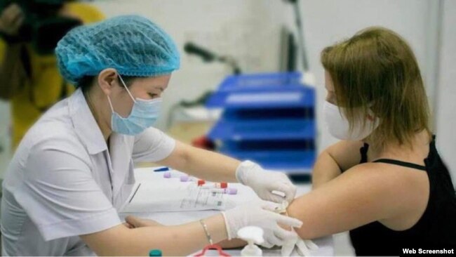 Bà Kelly Koch sẵn lòng hiến huyết tương với hy vọng góp sức chữa trị cho các bệnh nhân Covid-19 tại Việt Nam. Photo Hà Nội Mới.