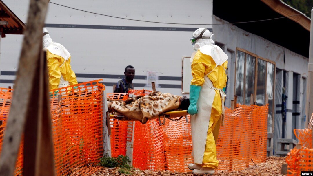 Wasu jami'an kiwon lafiya dauke da wani da aka tabbatar ya kamu da cutar Ebola a yankin Butembo na aksar Congo