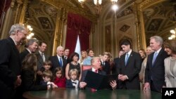 Le président Donald Trump pour signer formellement la nomination de son cabinet au Capitole, à Washington DC, le 20 janvier 2017.