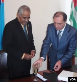 ტუვალუს პრემიერი ვილი ტელავი და აფხაზი სეპარატისტების ერთ-ერთი ლიდერი სერგეი შამბა, 2011 წელს, ოკუპირებულ სოხუმში