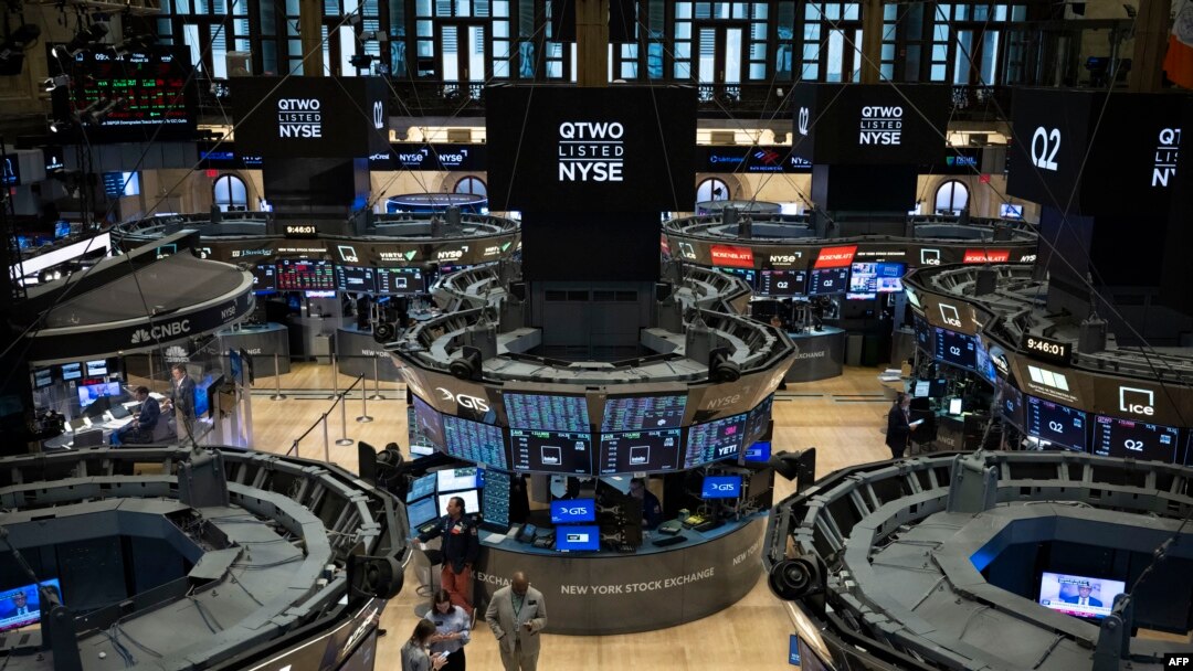 FILE - Suasana di lantai Bursa Efek New York (NYSE), 16 Agustus 2024. (ANGELA WEISS / AFP)