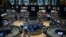 FILE - Suasana di lantai Bursa Efek New York (NYSE), 16 Agustus 2024. (ANGELA WEISS / AFP)