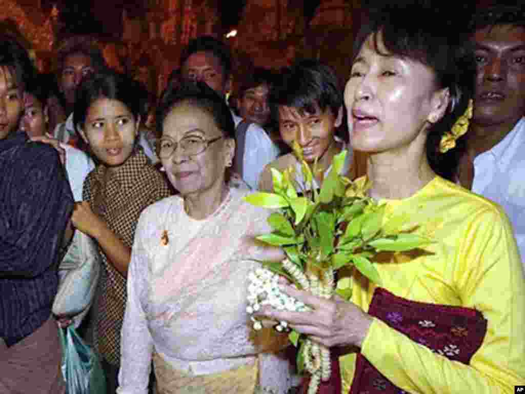 2009年一个美国人从湖上游泳到昂山素季的家中，昂山素季因此被判18个月监禁。美联社