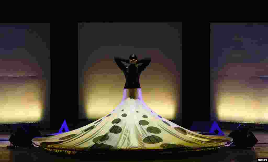 Penari flamenco, Francesca Grima melakukan tarian flamenco di Puerto Flamenco &quot;Isla&quot; selama festival seni di Valletta, Malta.