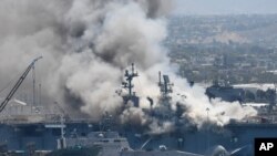 샌디에고 항에 정박하고 있는 미 해군 함정에서 12일 폭발에 따른 연기가 피어오르고 있다.