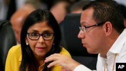 Delcy Rodríguez criticó los dichos del mandatario argentino, quien había afirmado que en Venezuela no se respetan la democracia ni los derechos humanos. “La cobardía lo gobierna”, expresó la diplomática.