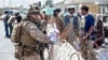 Marinac iz odreda za odgovore u kriznim situacijama (SPMAGTF-CR-CC) pomaže pri evakuaciji na aerodromu Hamid Karzai u Kabulu, Avganistan, 21. avgusta 2021.