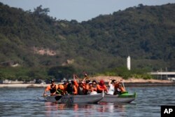 Para penyandang cacat bersemangat mendayung kano cadik di pantai Charitas, di Niteroi dekat Rio de Janeiro, Brazil.