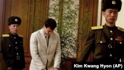 Otto Warmbier, tengah, salah seorang warga AS yang telah ditahan terlebih dahulu di Balai Budaya Rakyat, tanggal 29 Februari 2016 di Pyongyang, Korea Utara